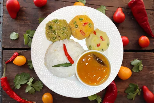 Vorta-er’ Thala (Two Serving) 16 Oz White Rice (2 Size)+ 16 Oz Tomato Daal + 5 Oz Brgun Vorta (Mashed Eggplant) + 9 Oz Alu Vorta(Mashed POtato) + 8 Dal Vorta(Mashed Red Lentils)