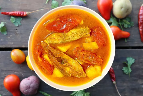 Tomato Alu Maser Jhol (Fish Curry With Potato And Tomato)